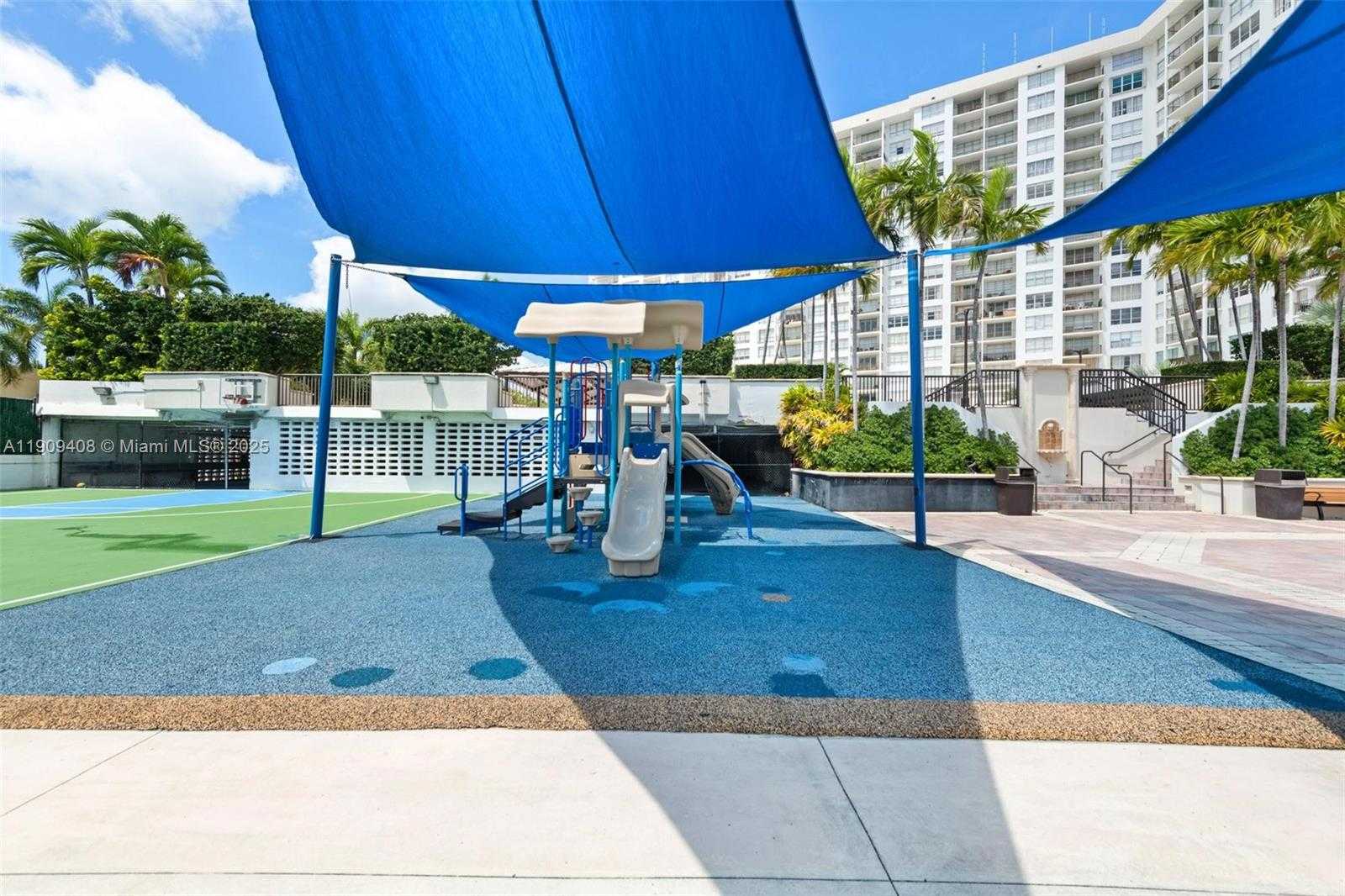 Small Image of 4101 PINE TREE DR #802, Miami Beach Number 20