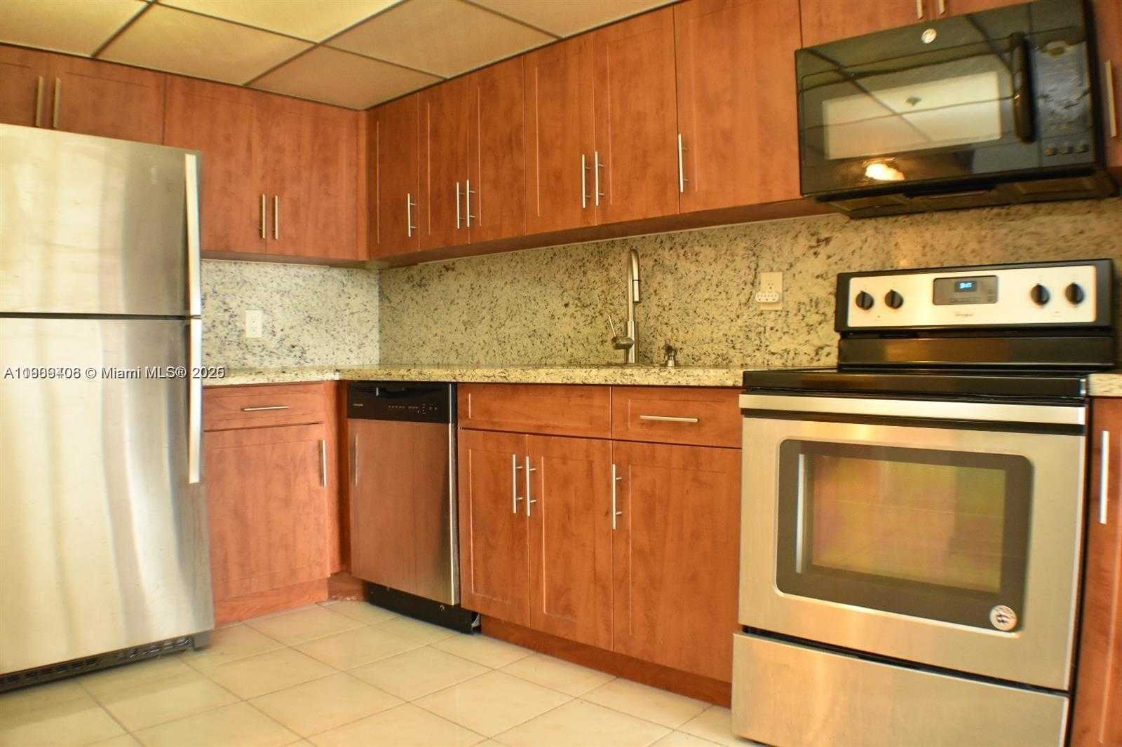 Small Image of 4101 PINE TREE DR #802, Miami Beach Number 3