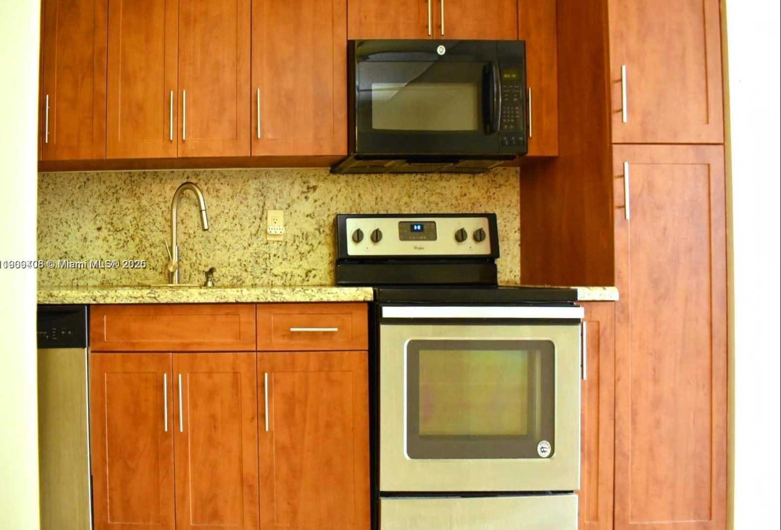 Small Image of 4101 PINE TREE DR #802, Miami Beach Number 4