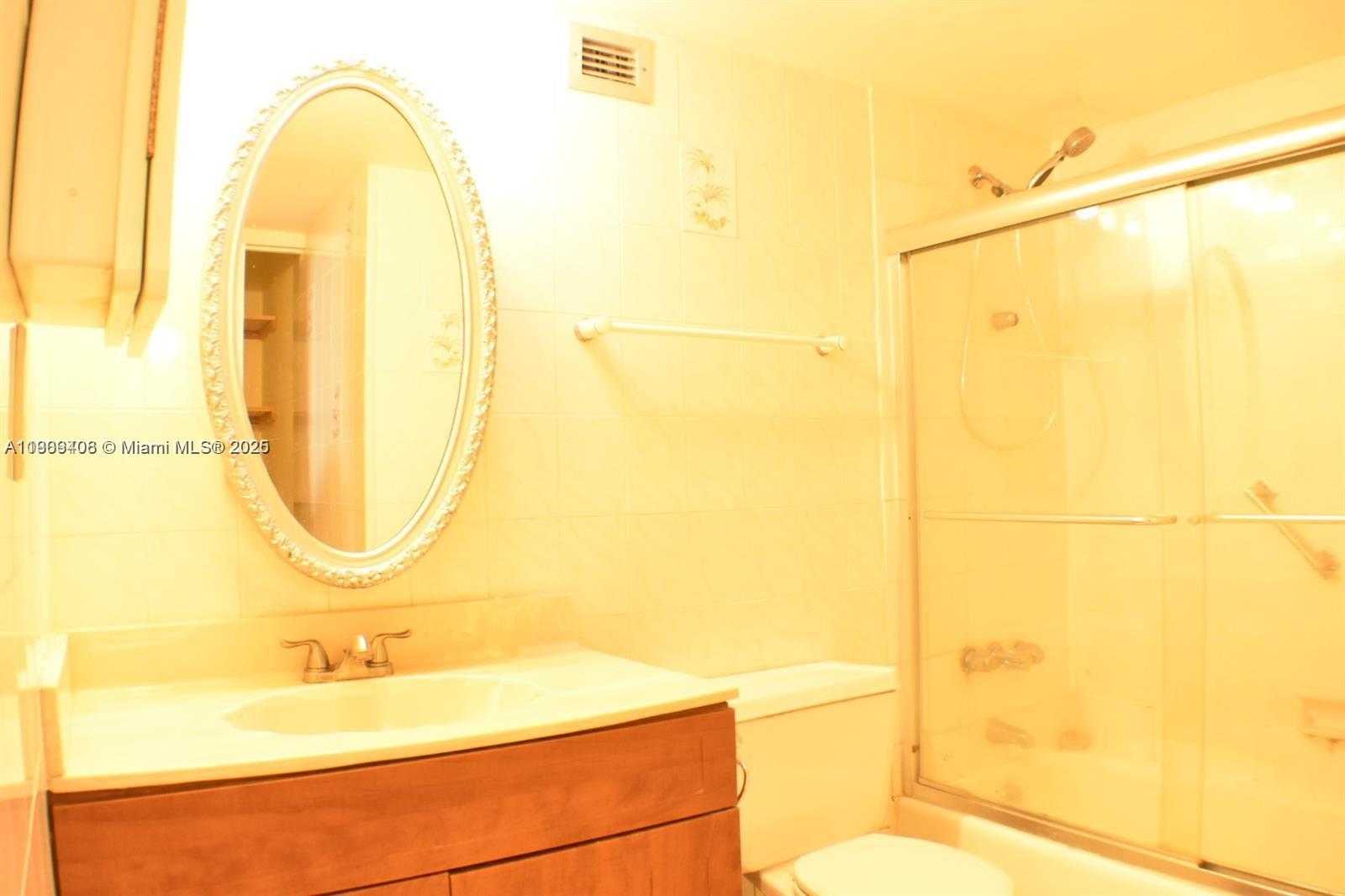 Small Image of 4101 PINE TREE DR #802, Miami Beach Number 5