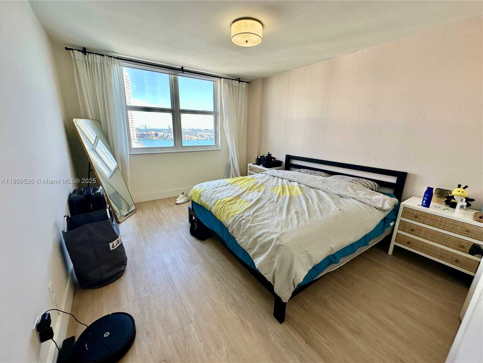 Small Image of 770 CLAUGHTON ISLAND DR #PH-9, Miami Number 14