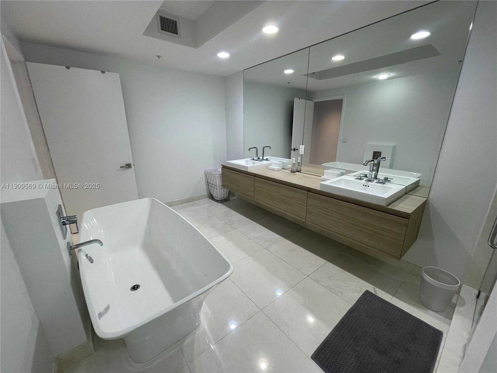 Small Image of 17301 BISCAYNE BLVD #1506, North Miami Beach Number 21