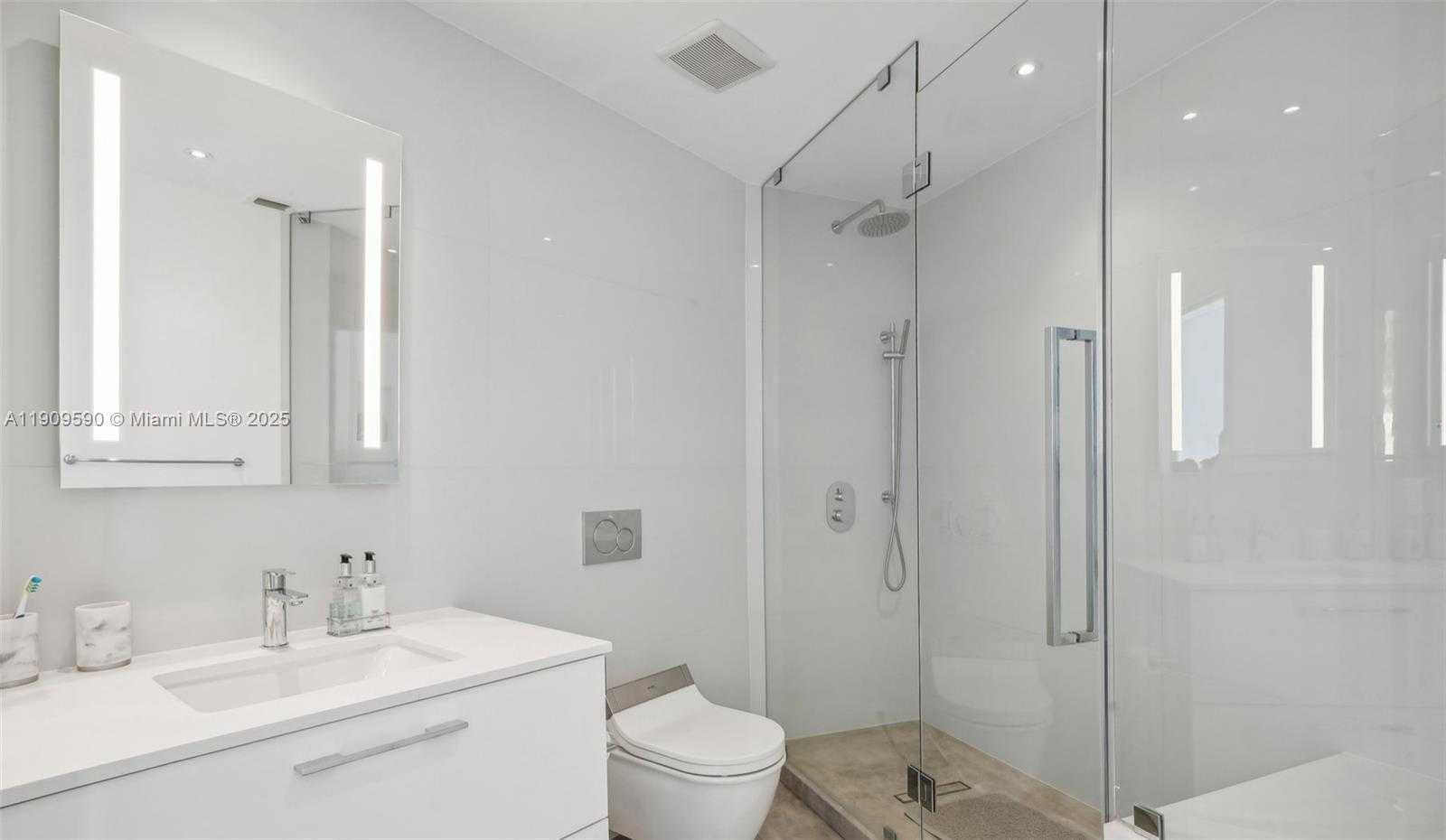 Small Image of 300 SOUTH POINTE DR #3502, Miami Beach Number 12
