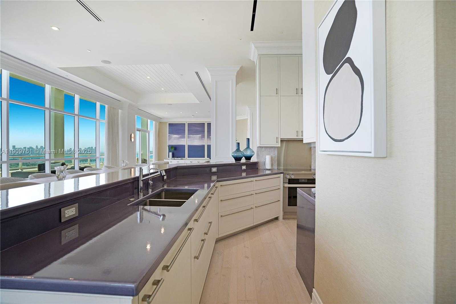 Small Image of 4401 COLLINS AVE #PH South, Miami Beach Number 31