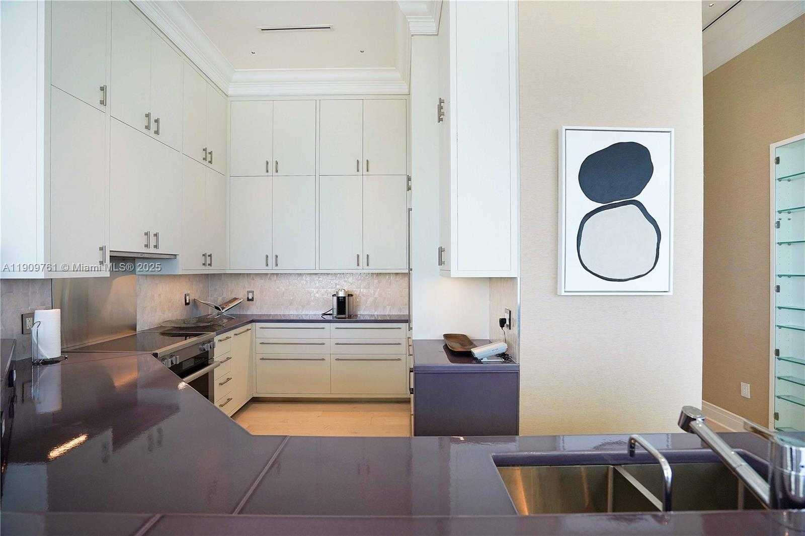 Small Image of 4401 COLLINS AVE #PH South, Miami Beach Number 32