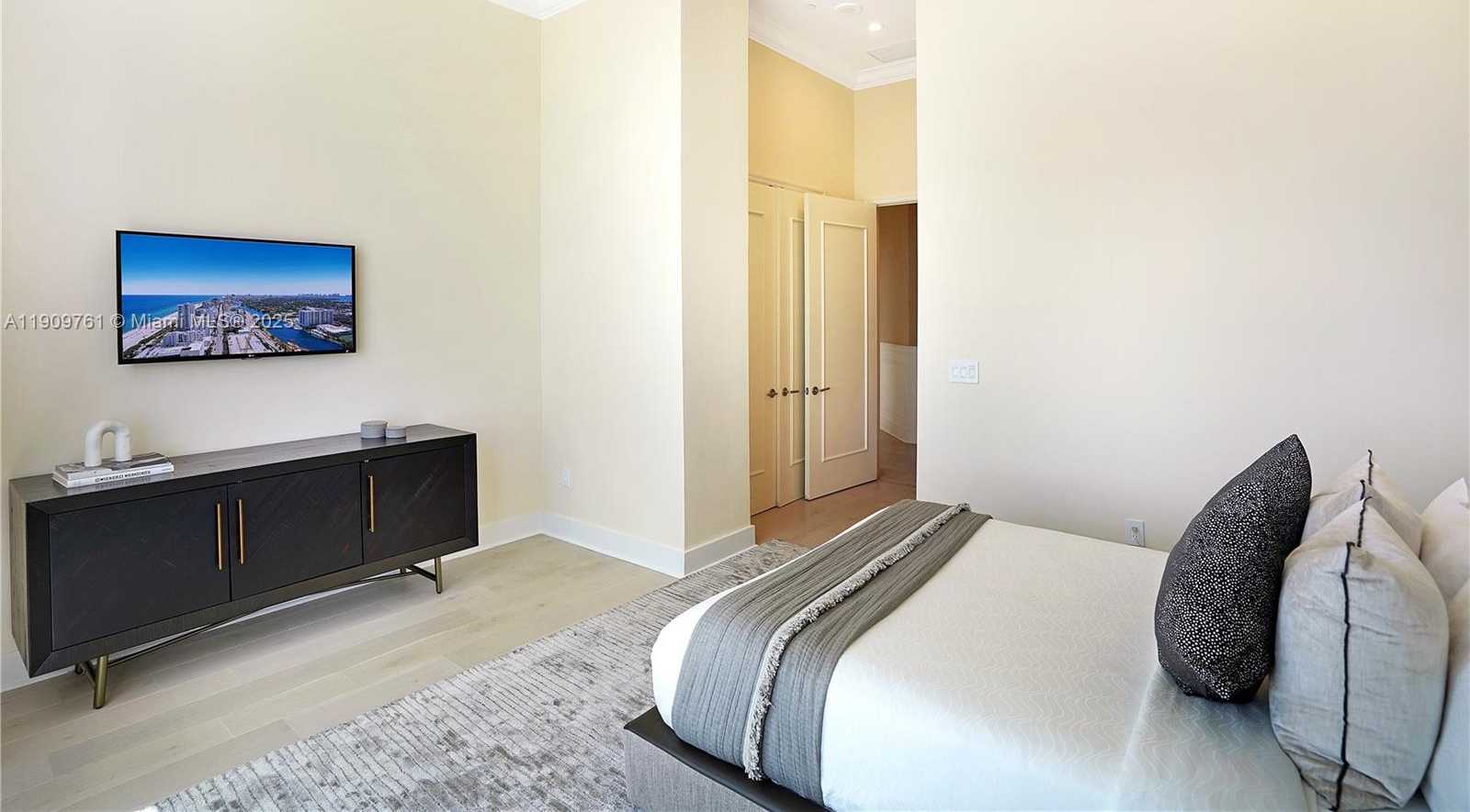 Small Image of 4401 COLLINS AVE #PH South, Miami Beach Number 64