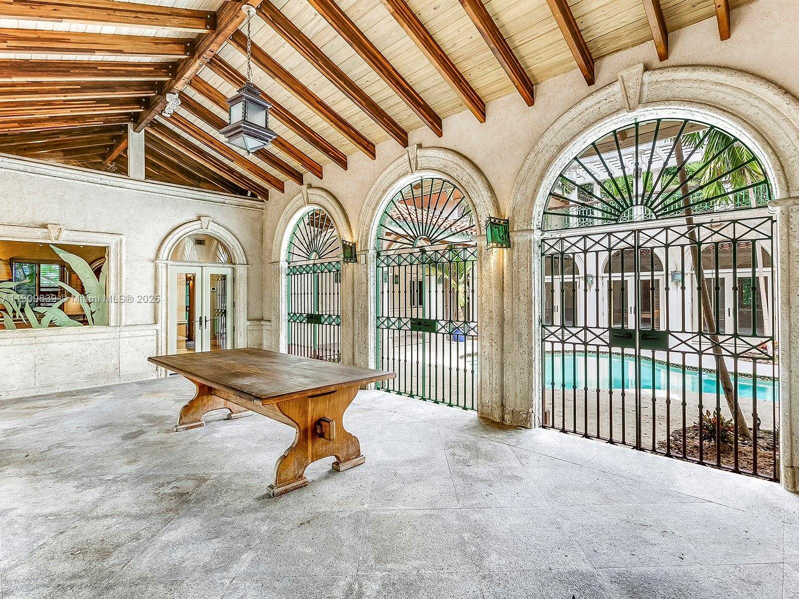 Small Image of 3504 BANYAN CIR, Miami Number 11