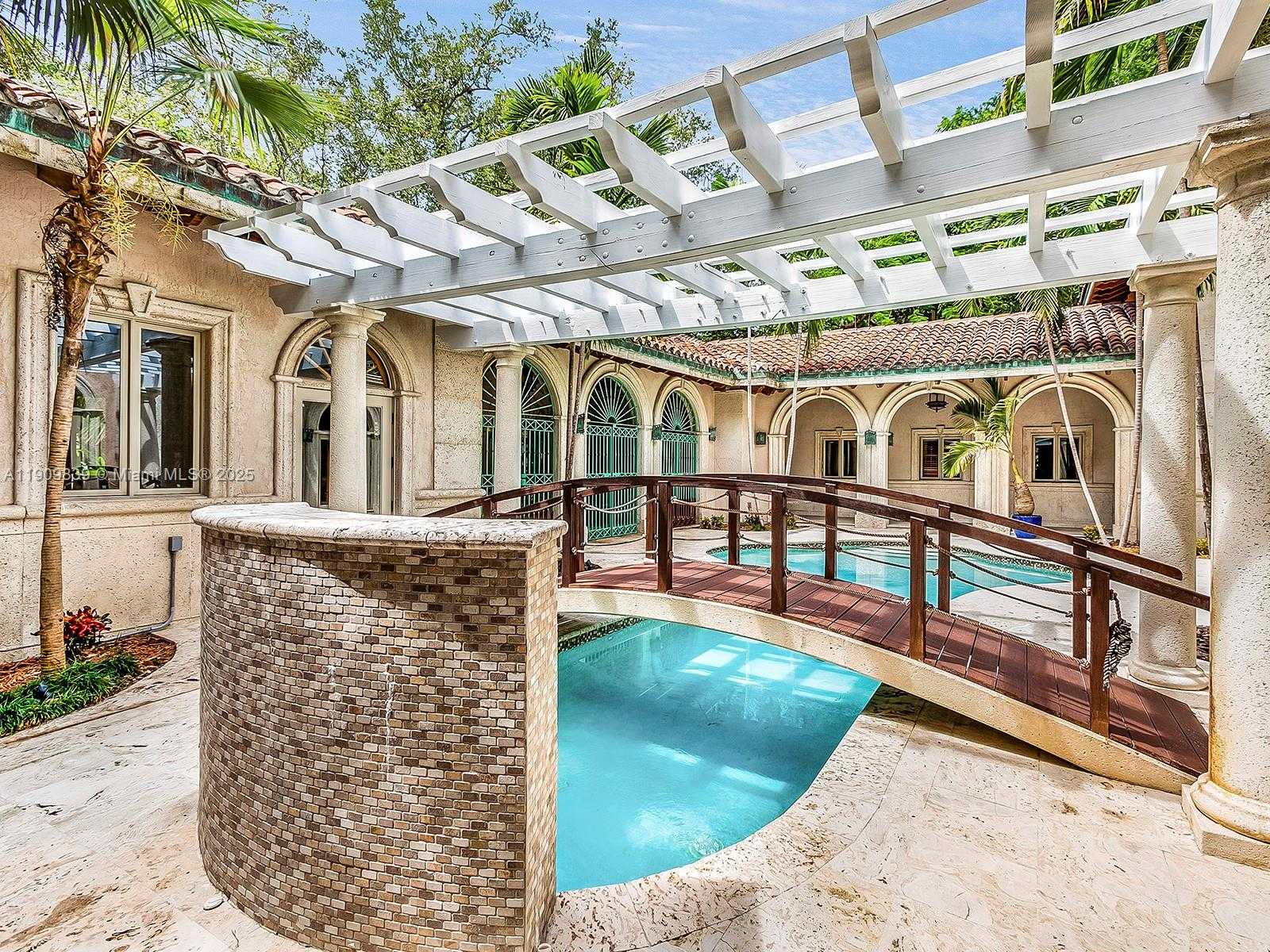 Small Image of 3504 BANYAN CIR, Miami Number 12