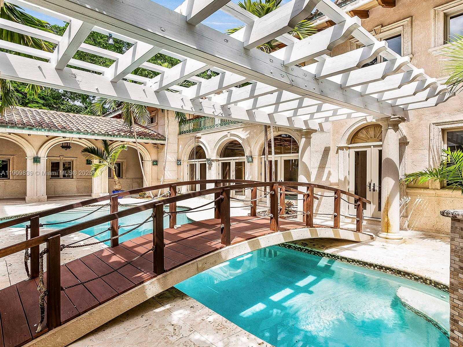 Small Image of 3504 BANYAN CIR, Miami Number 13