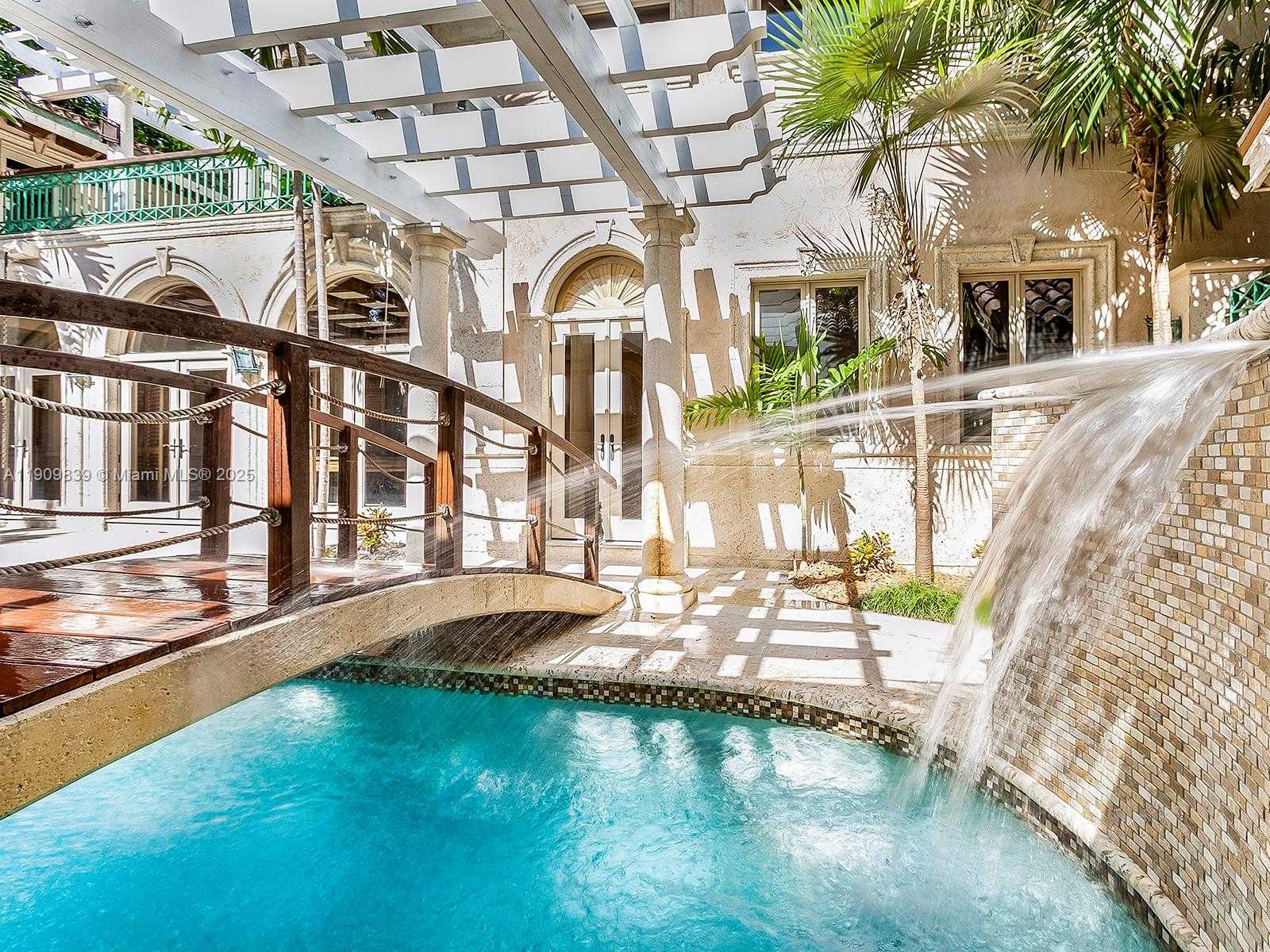 Small Image of 3504 BANYAN CIR, Miami Number 14