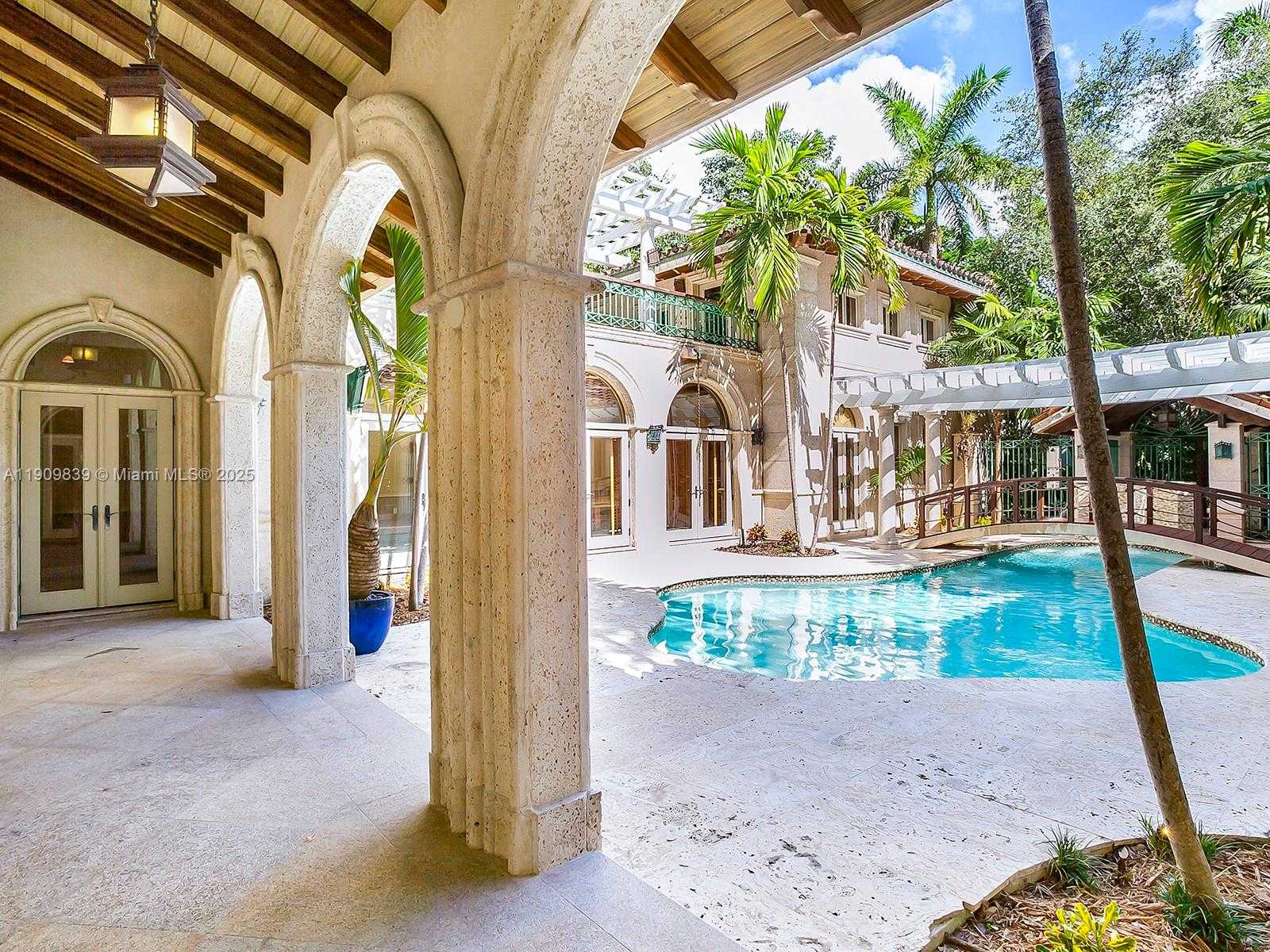 Small Image of 3504 BANYAN CIR, Miami Number 15