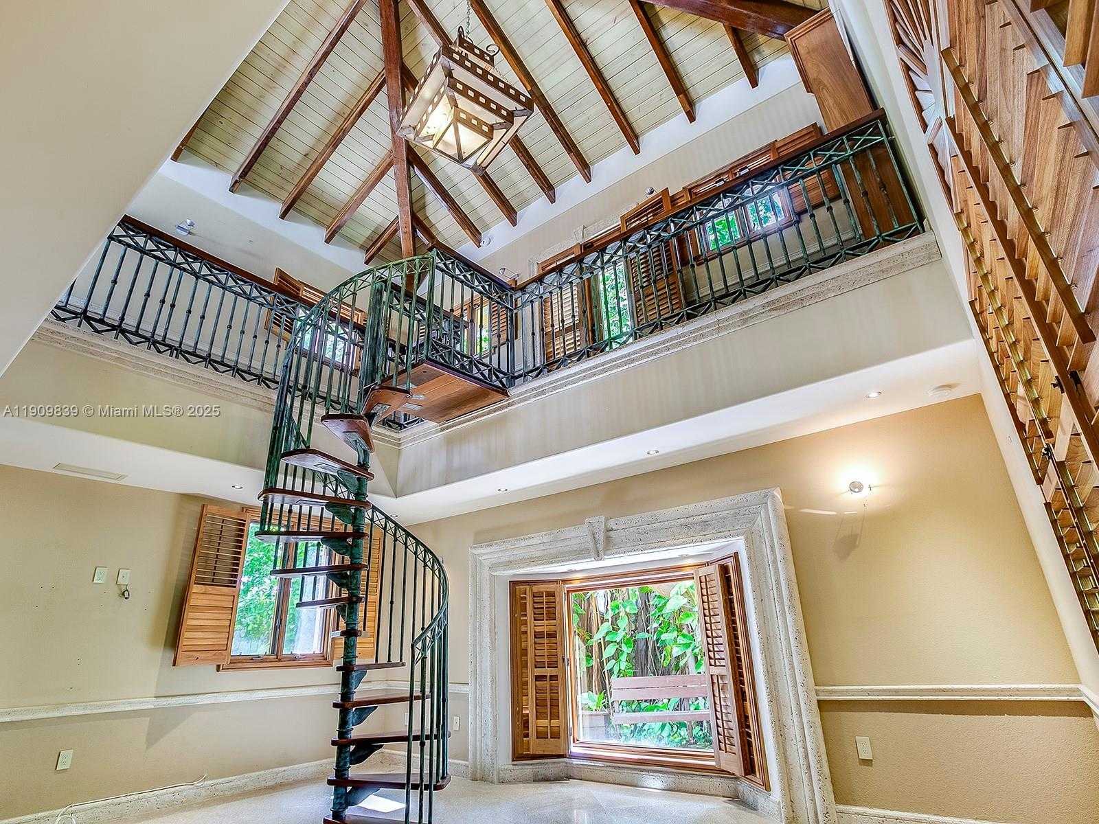 Small Image of 3504 BANYAN CIR, Miami Number 16