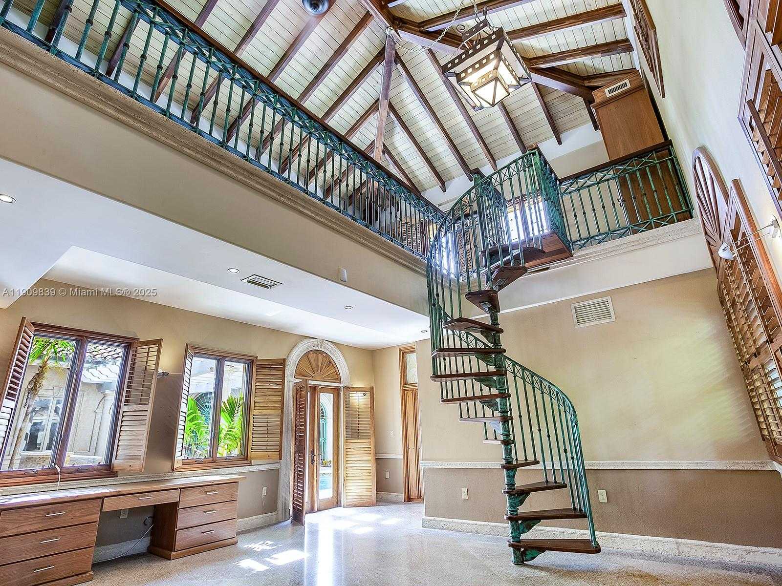 Small Image of 3504 BANYAN CIR, Miami Number 17