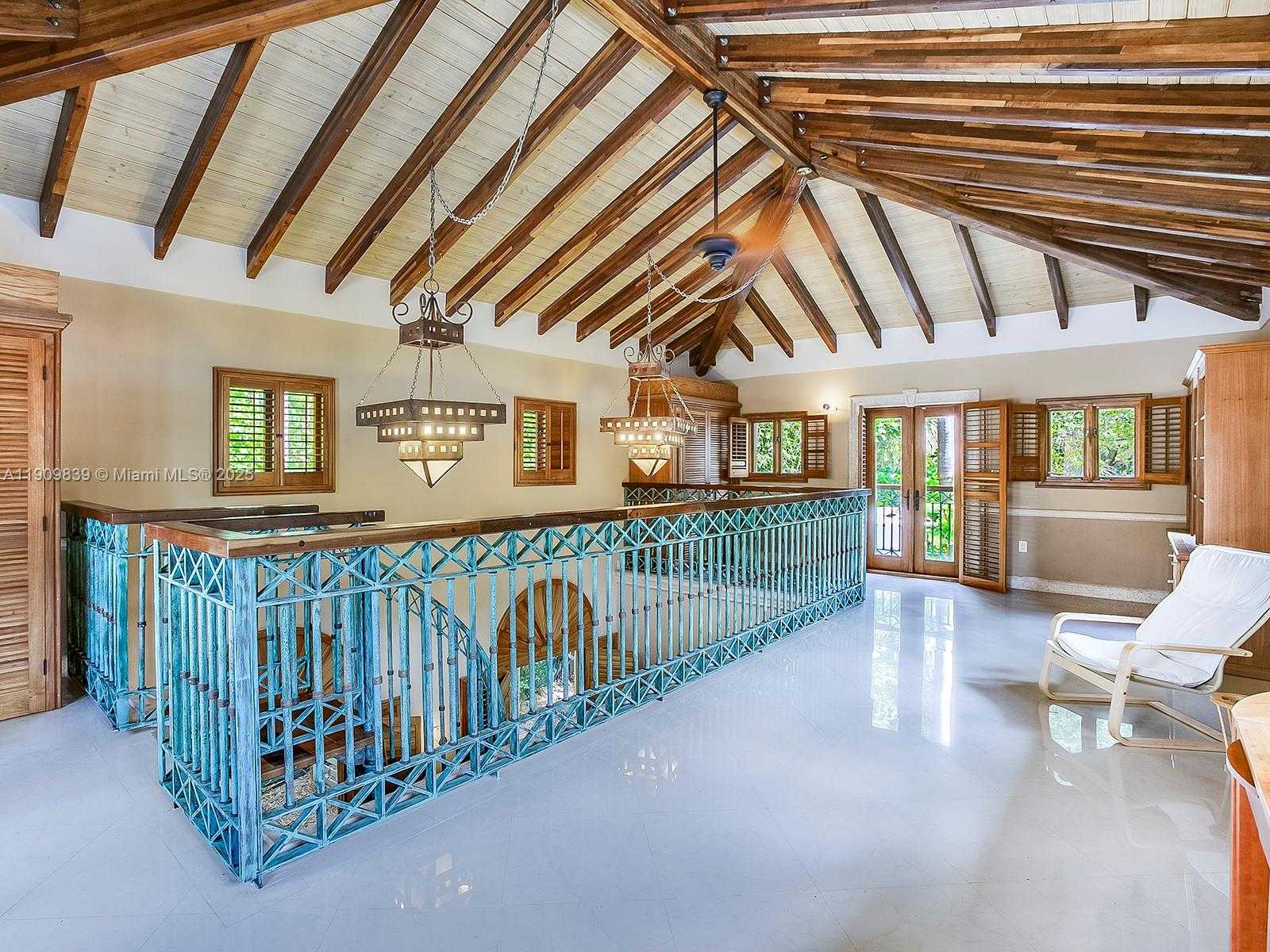 Small Image of 3504 BANYAN CIR, Miami Number 18