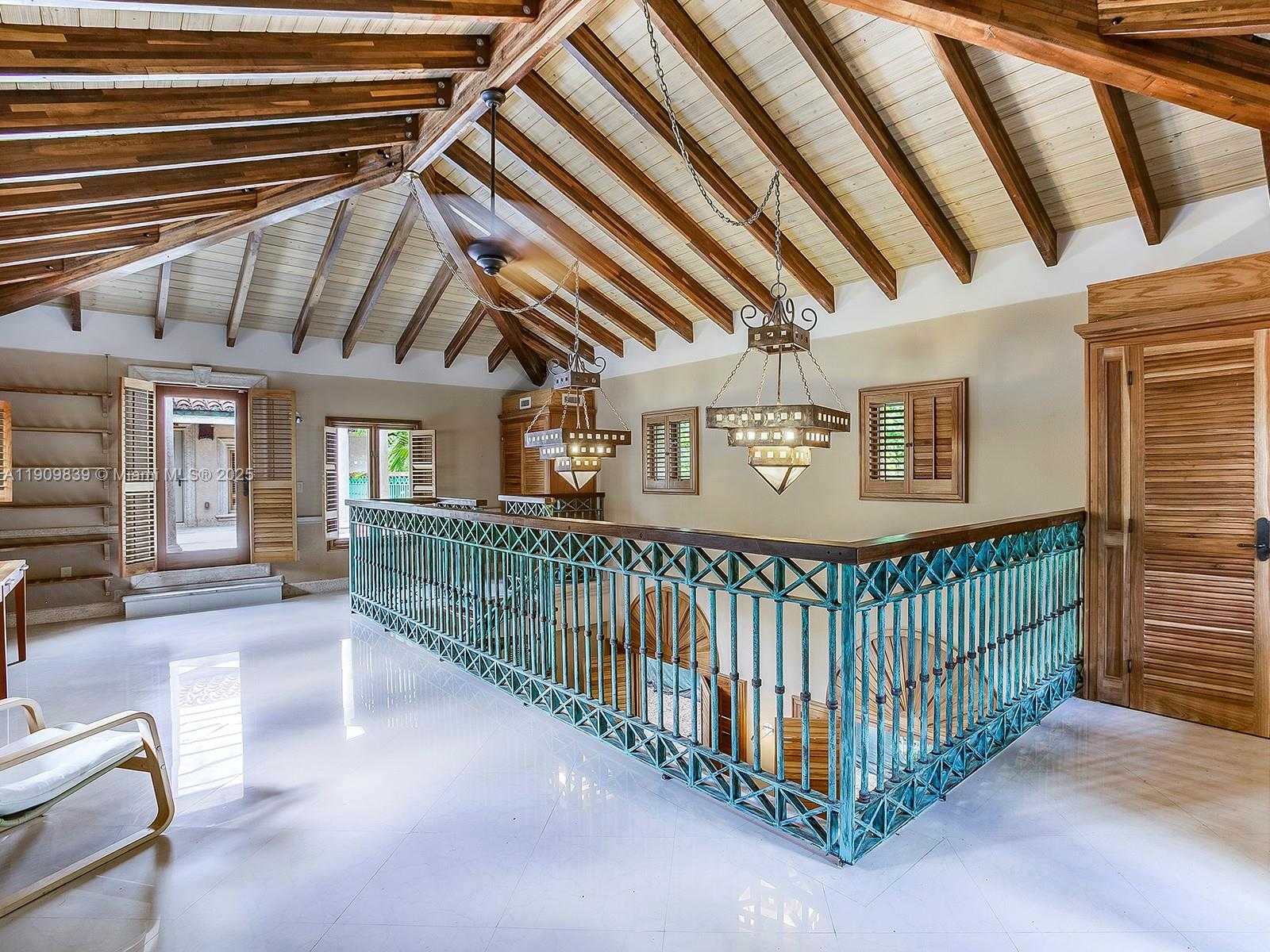 Small Image of 3504 BANYAN CIR, Miami Number 19