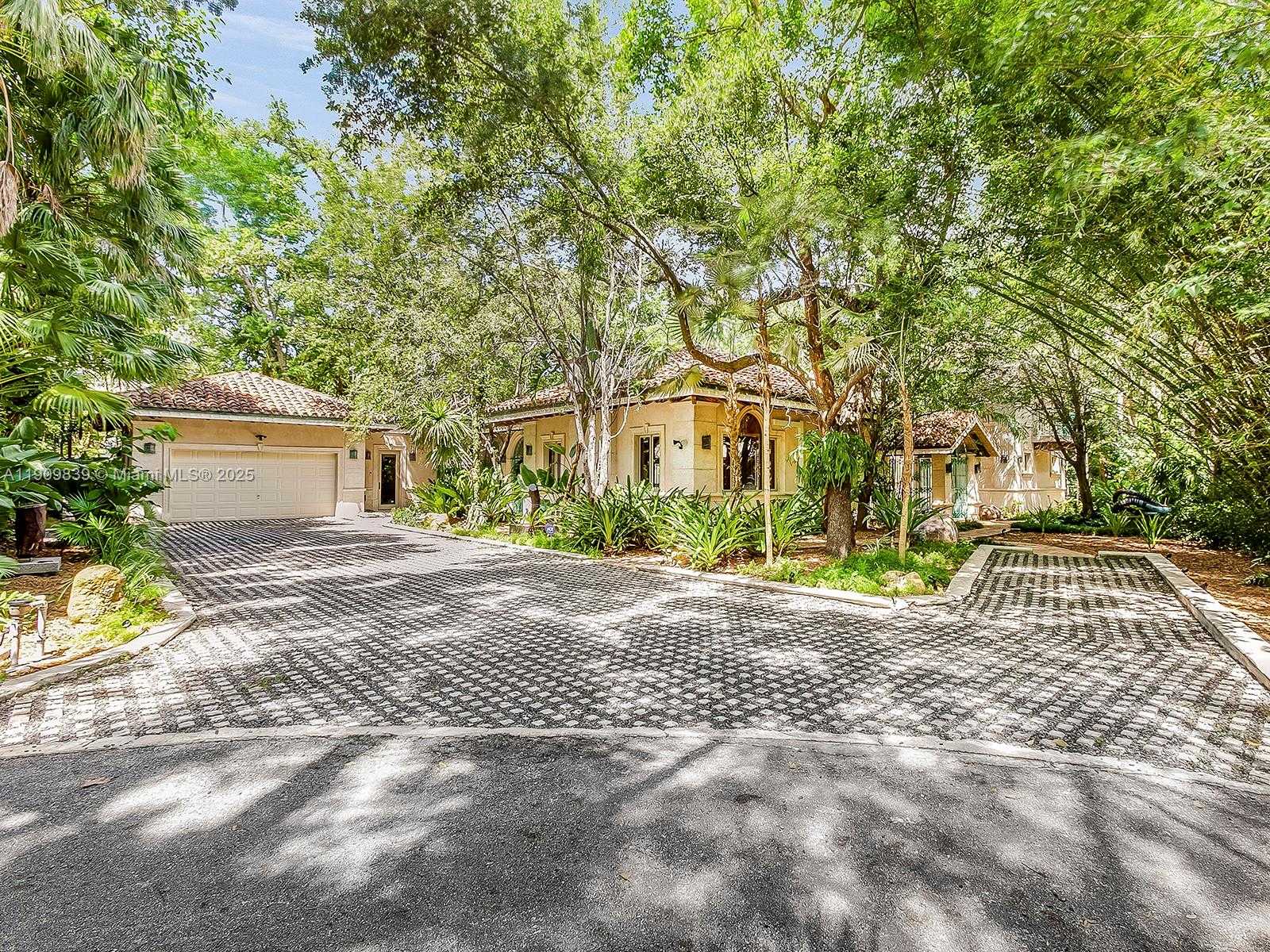 Small Image of 3504 BANYAN CIR, Miami Number 2