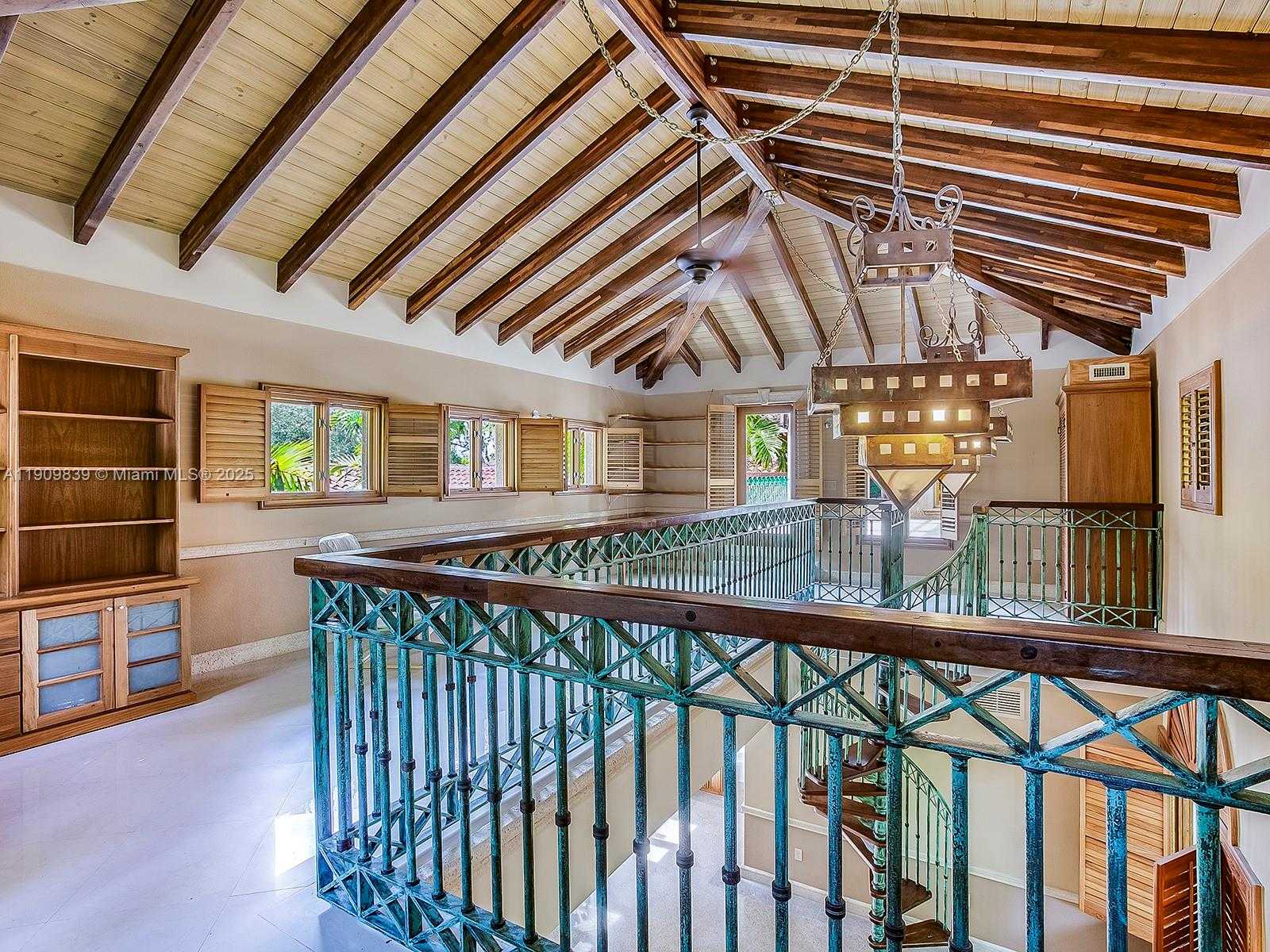 Small Image of 3504 BANYAN CIR, Miami Number 20