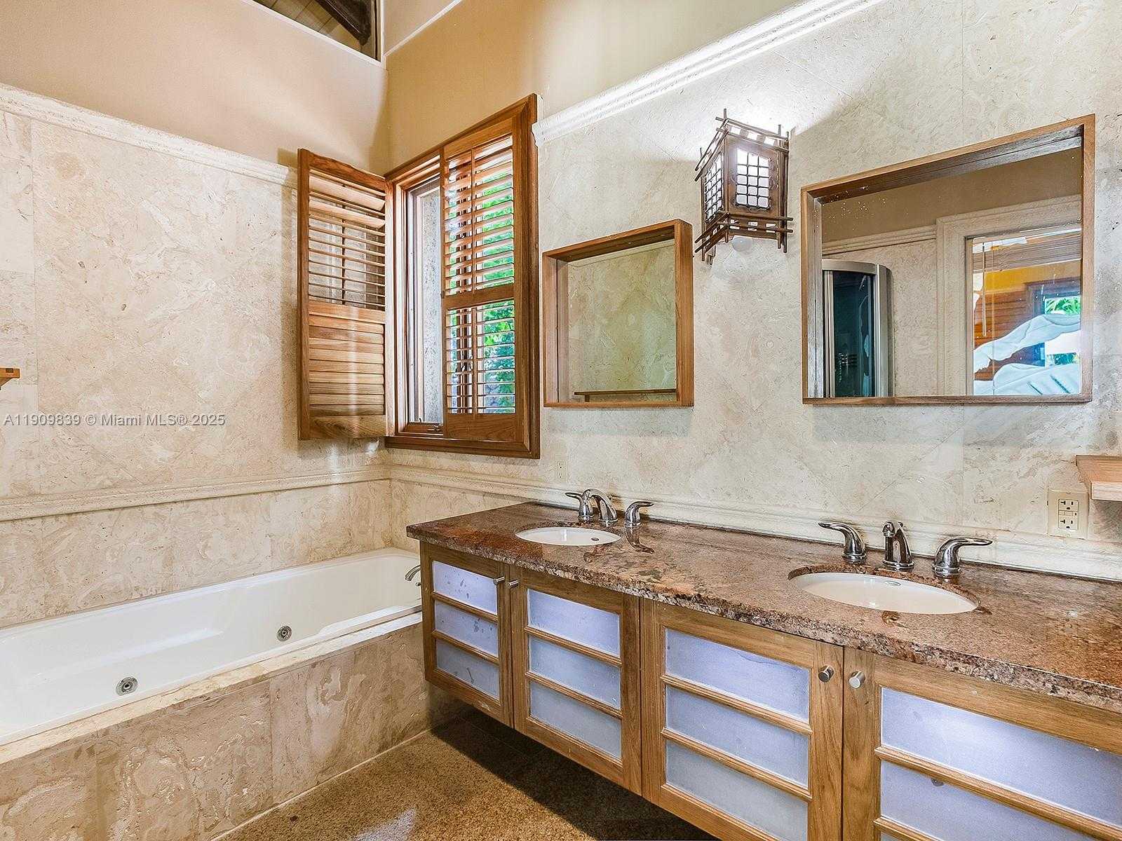 Small Image of 3504 BANYAN CIR, Miami Number 21