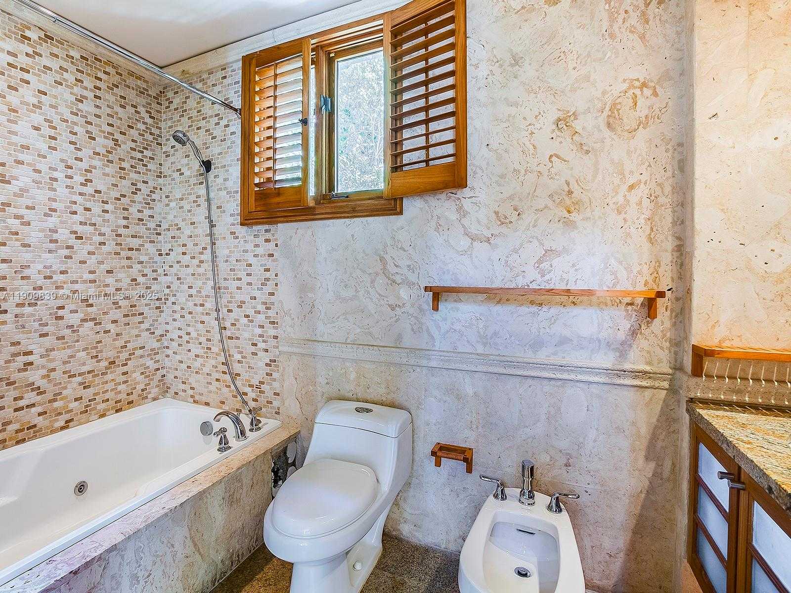 Small Image of 3504 BANYAN CIR, Miami Number 22