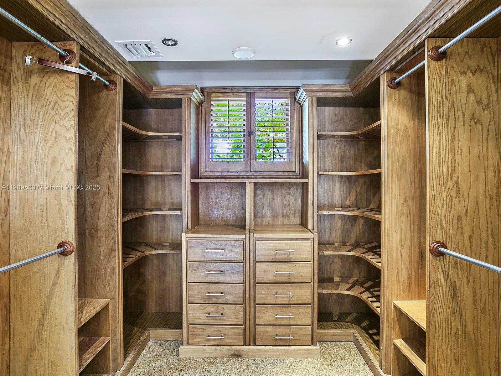 Small Image of 3504 BANYAN CIR, Miami Number 24