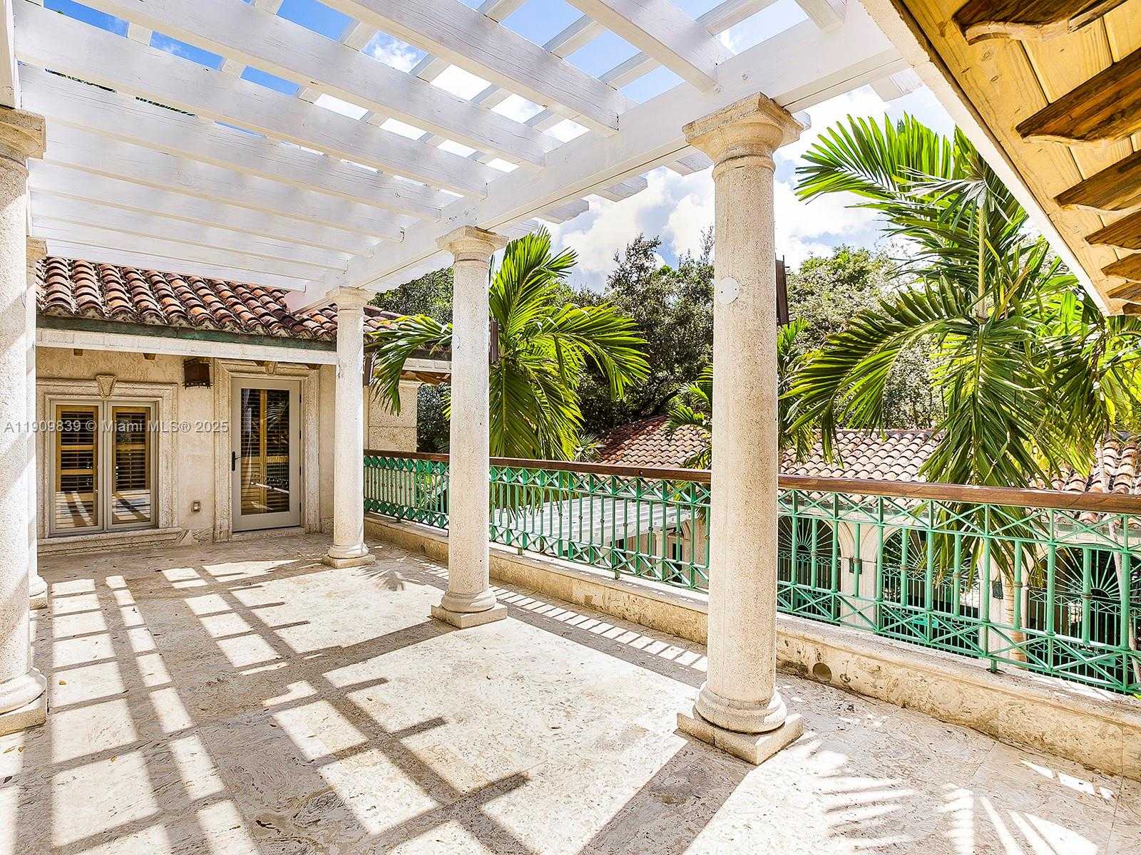 Small Image of 3504 BANYAN CIR, Miami Number 25