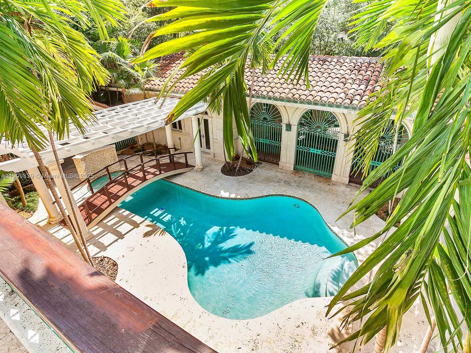 Small Image of 3504 BANYAN CIR, Miami Number 26