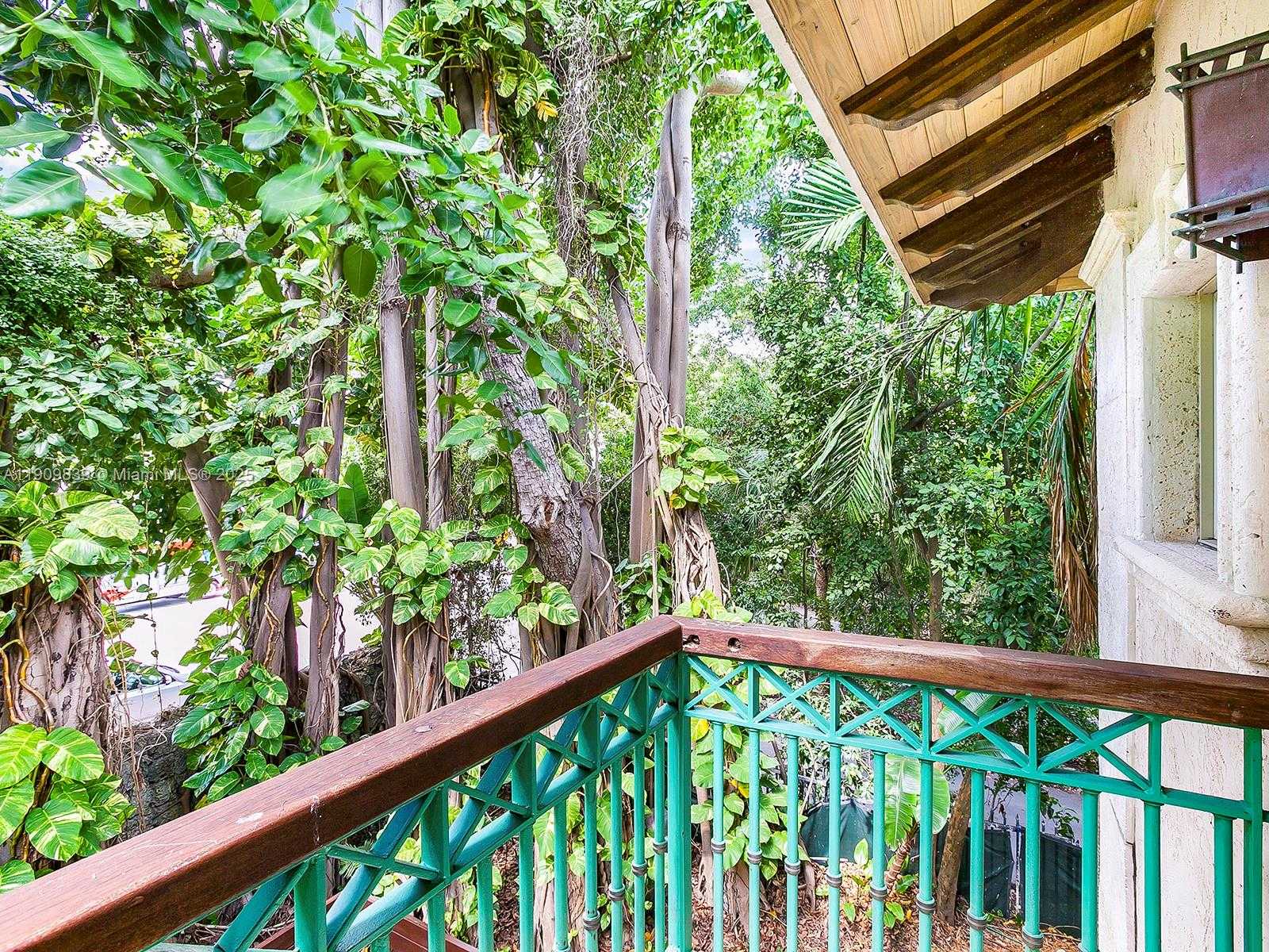 Small Image of 3504 BANYAN CIR, Miami Number 27