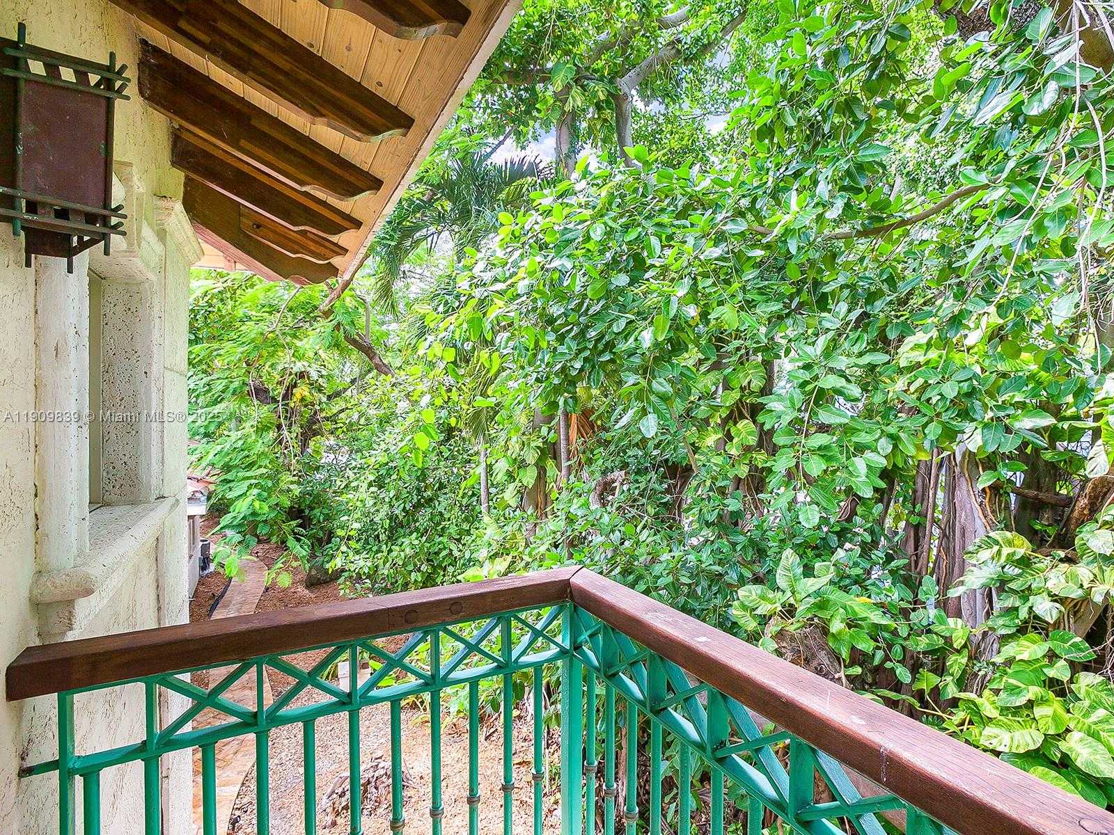 Small Image of 3504 BANYAN CIR, Miami Number 28