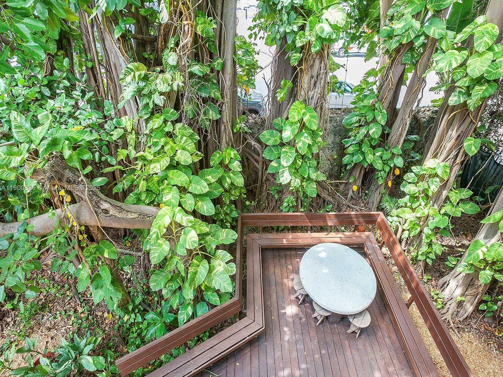 Small Image of 3504 BANYAN CIR, Miami Number 29