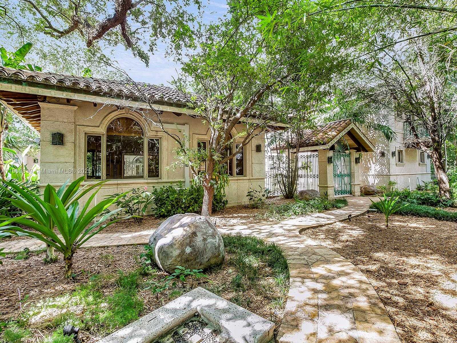 Small Image of 3504 BANYAN CIR, Miami Number 3