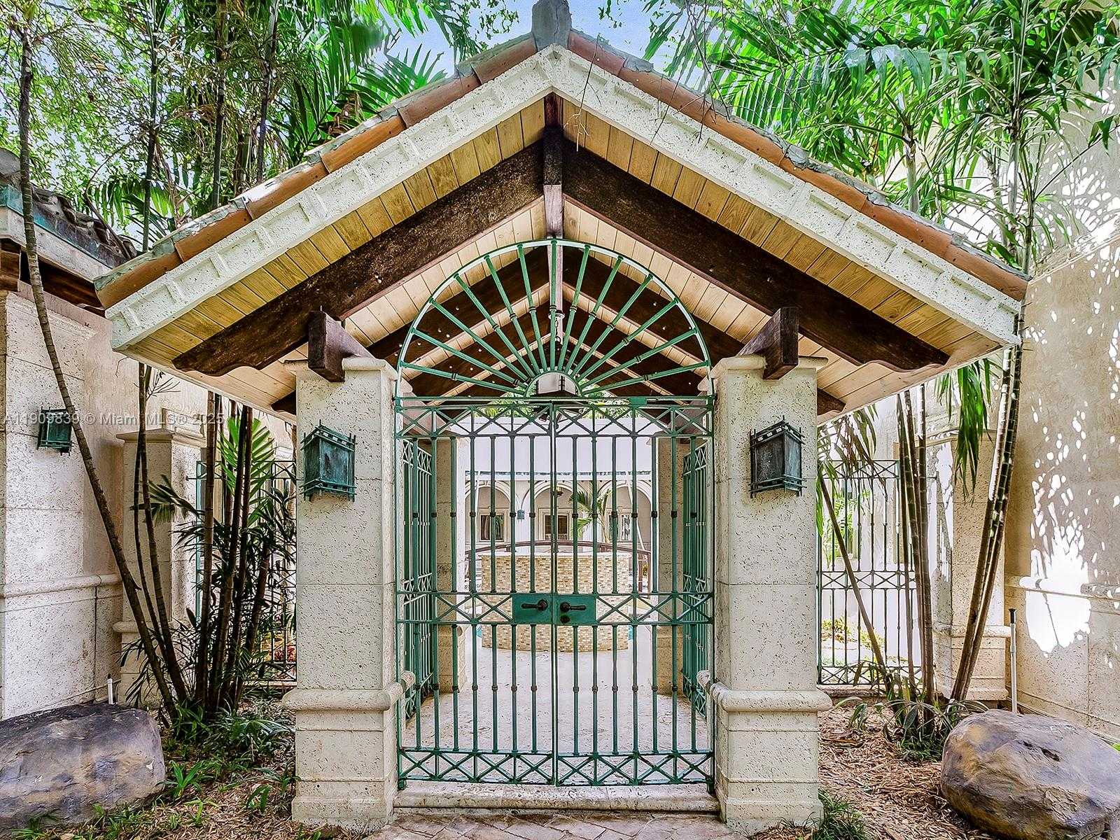 Small Image of 3504 BANYAN CIR, Miami Number 4