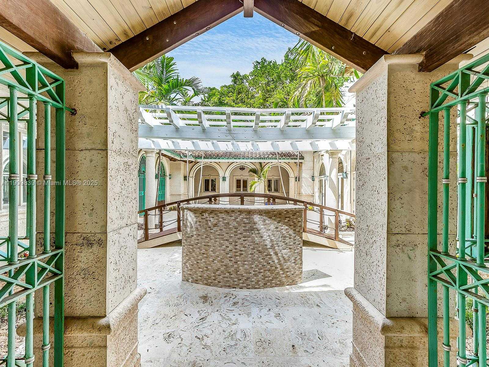 Small Image of 3504 BANYAN CIR, Miami Number 5