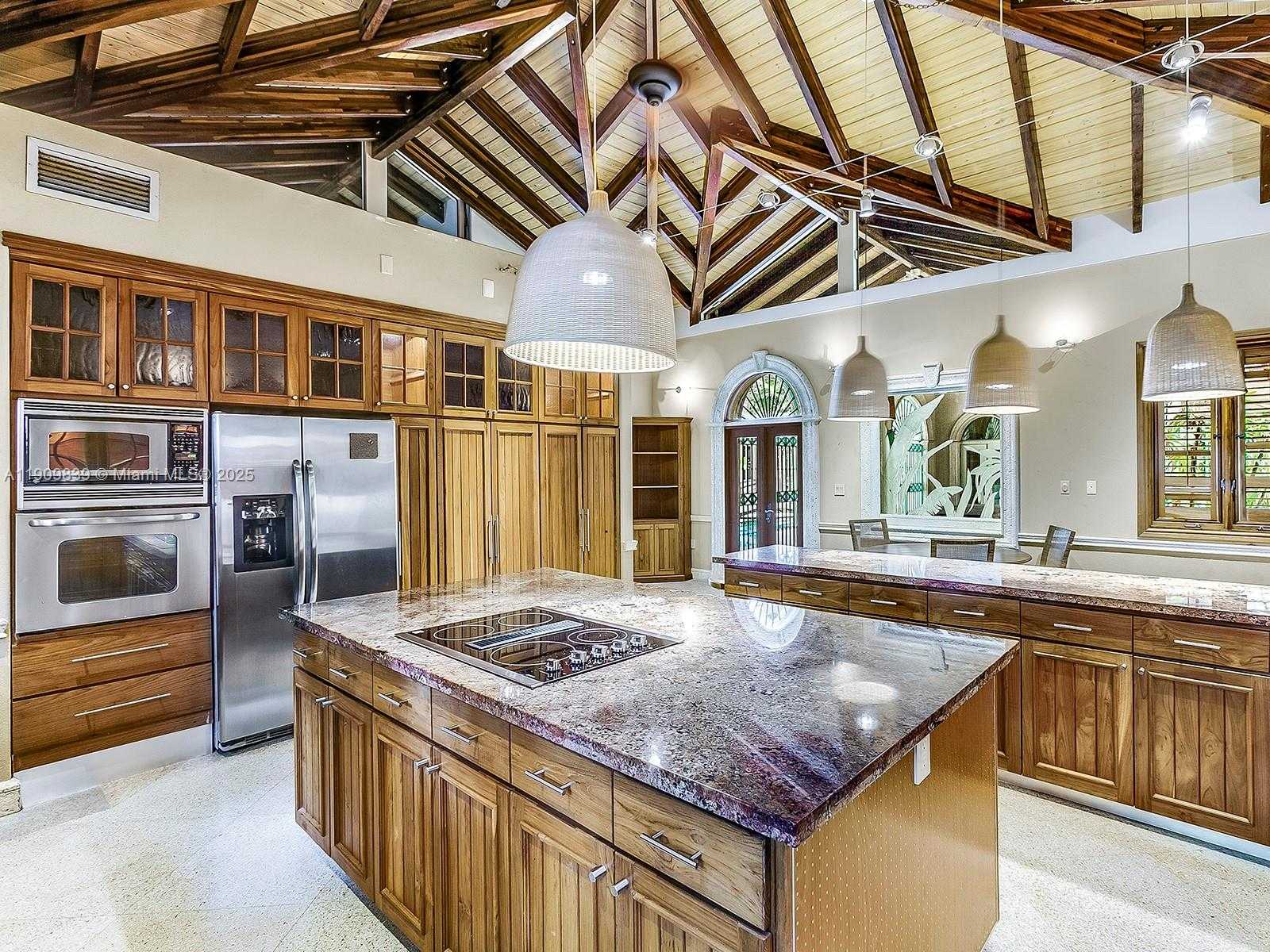 Small Image of 3504 BANYAN CIR, Miami Number 9