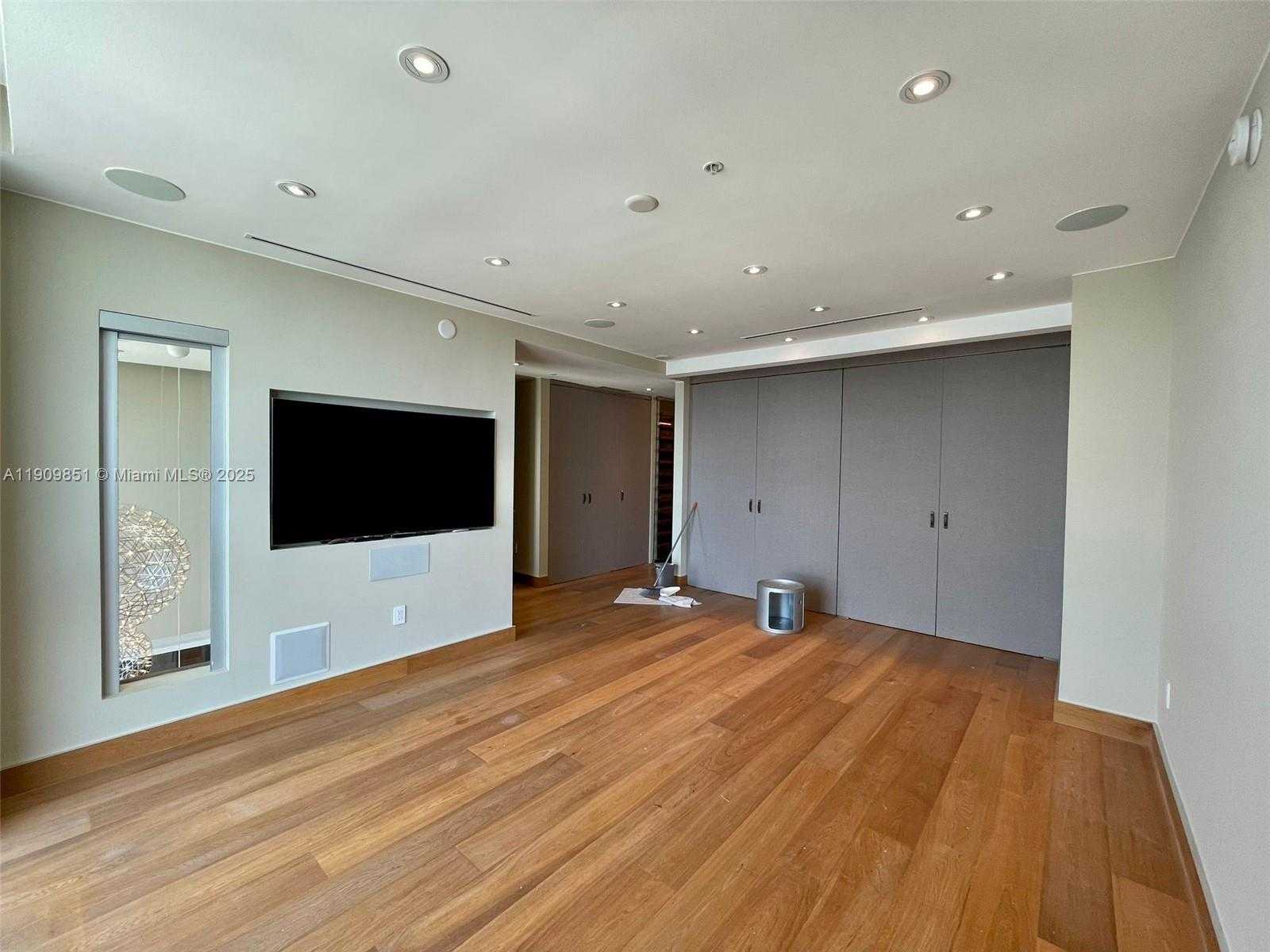 Small Image of 92 SOUTH WEST 3RD ST #PH5213, Miami Number 15