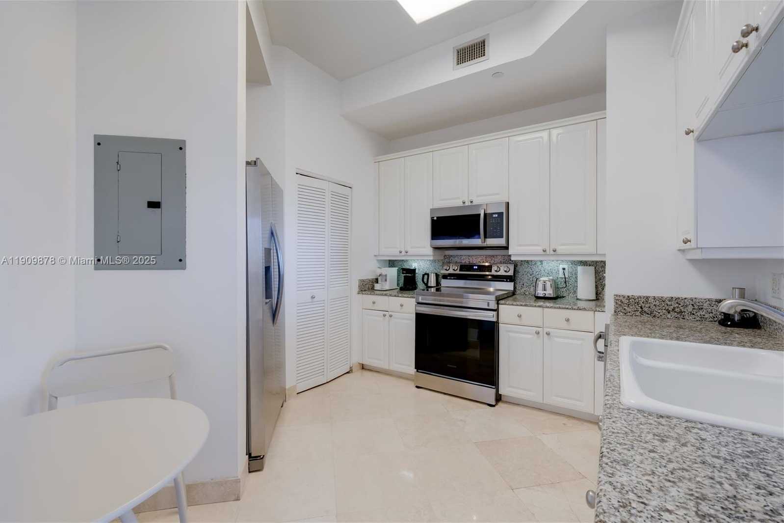 Small Image of 888 BRICKELL KEY DR #2610, Miami Number 35
