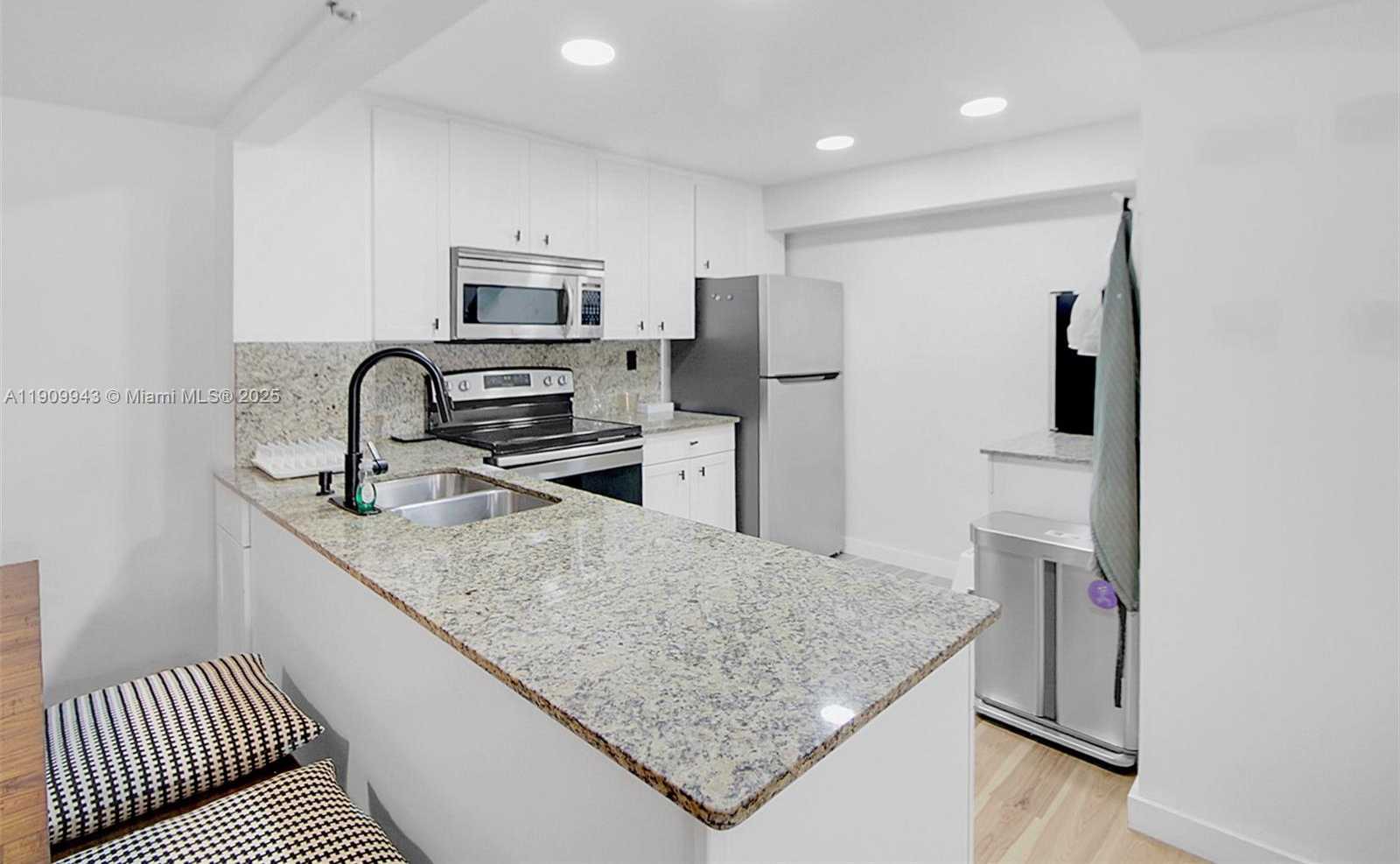 Small Image of 1621 COLLINS AVE #710, Miami Beach Number 7