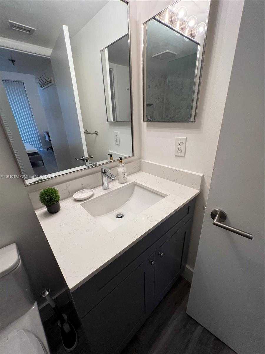 Small Image of 540 BRICKELL KEY DR #312, Miami Number 18