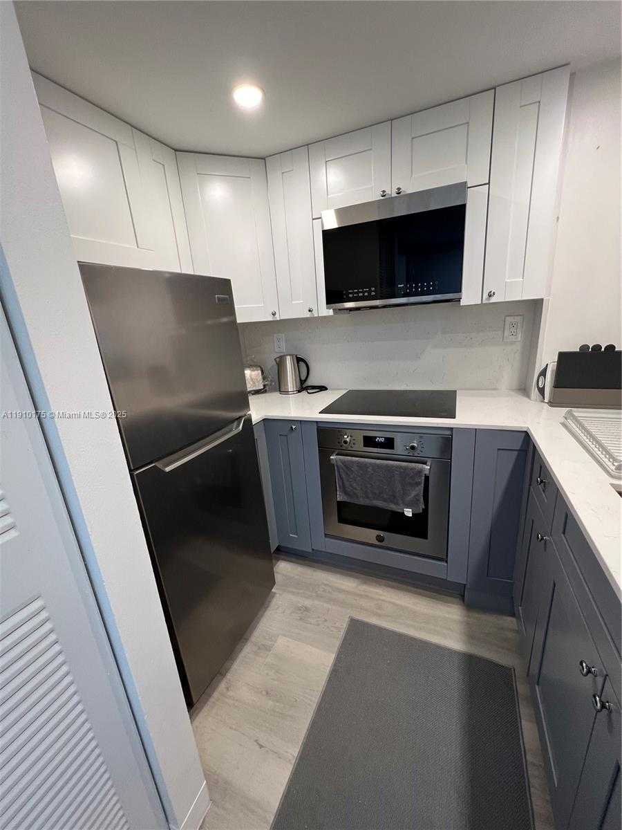 Small Image of 540 BRICKELL KEY DR #312, Miami Number 2