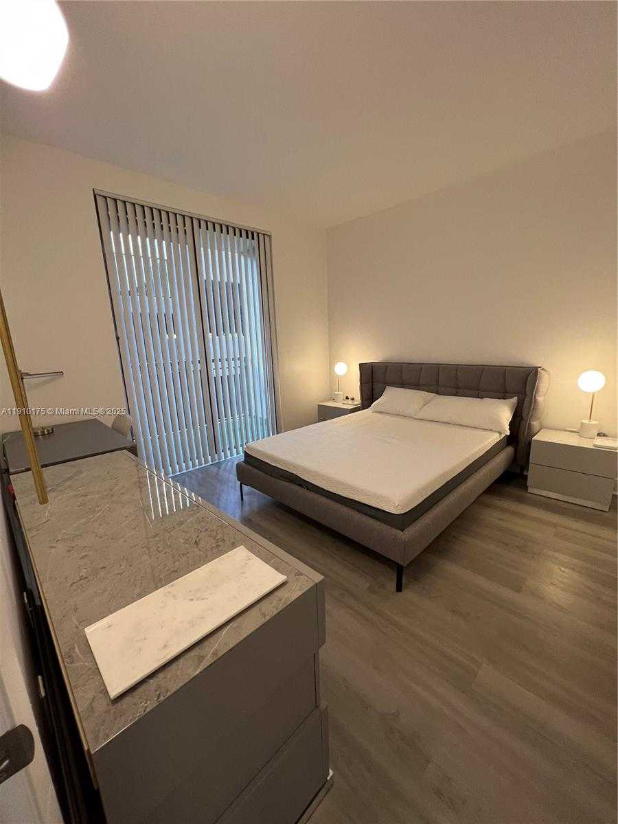 Small Image of 540 BRICKELL KEY DR #312, Miami Number 3