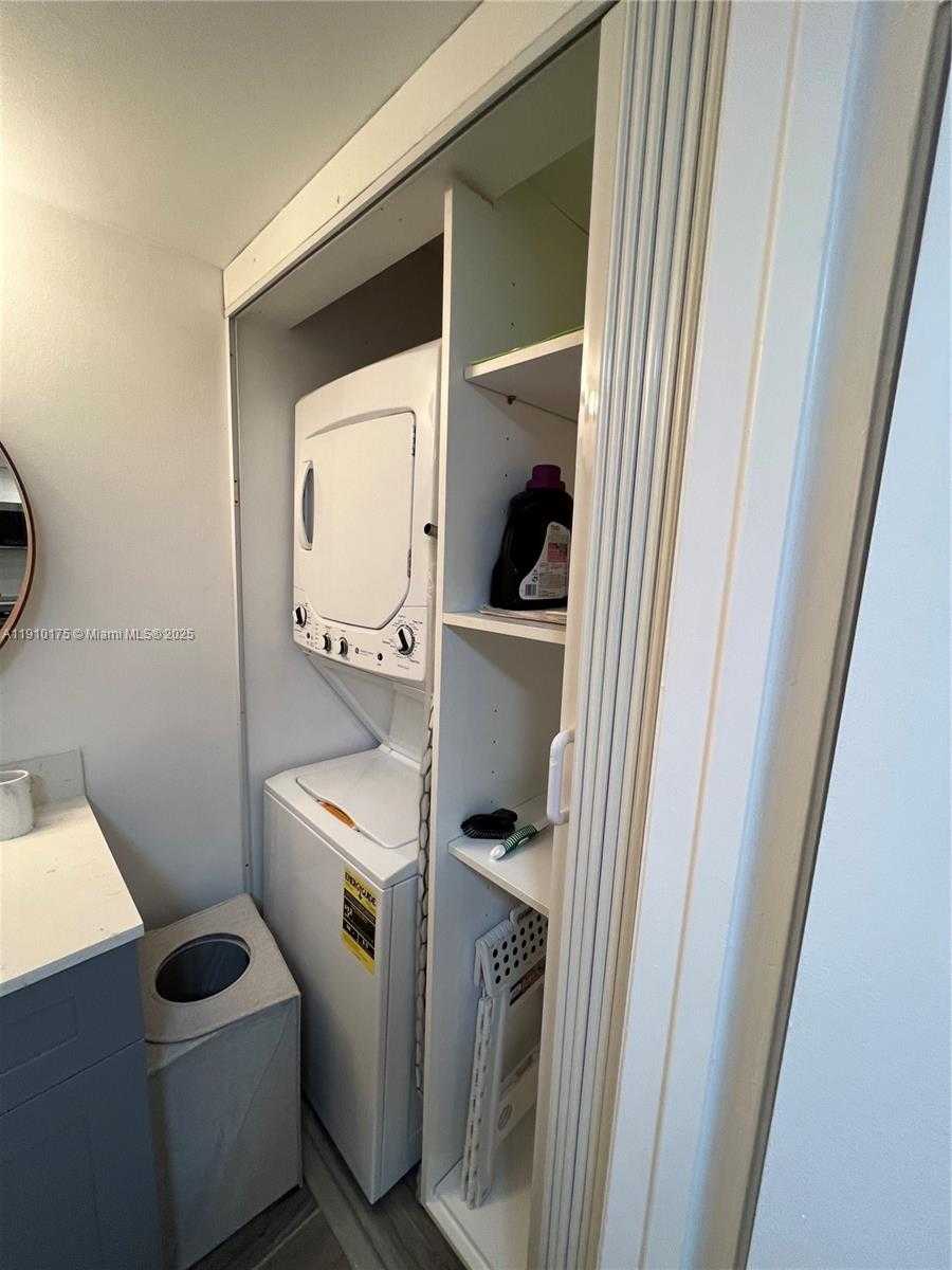 Small Image of 540 BRICKELL KEY DR #312, Miami Number 5