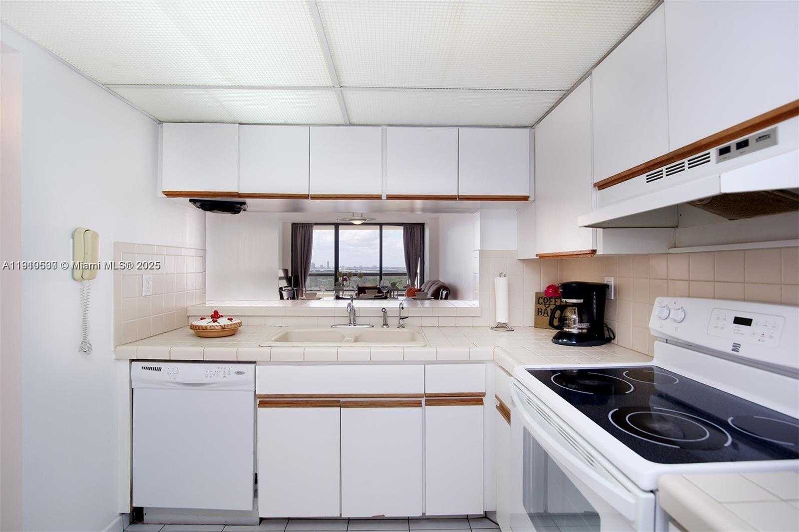 Small Image of 2555 COLLINS AVE #1604, Miami Beach Number 5