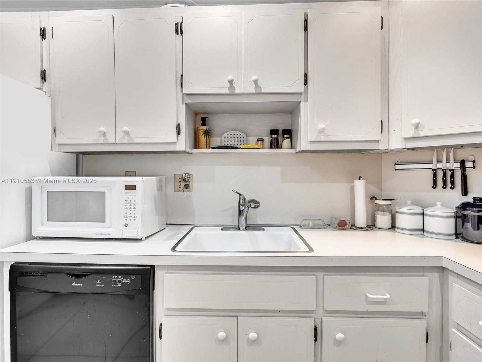 Small Image of 300 BAYVIEW DR #902, Sunny Isles Beach Number 13