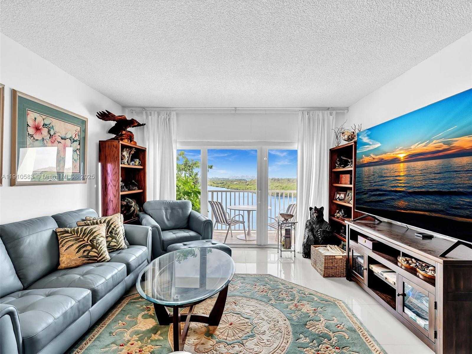 Small Image of 300 BAYVIEW DR #902, Sunny Isles Beach Number 22