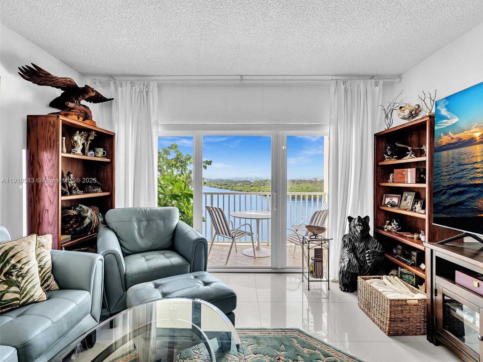 Small Image of 300 BAYVIEW DR #902, Sunny Isles Beach Number 3