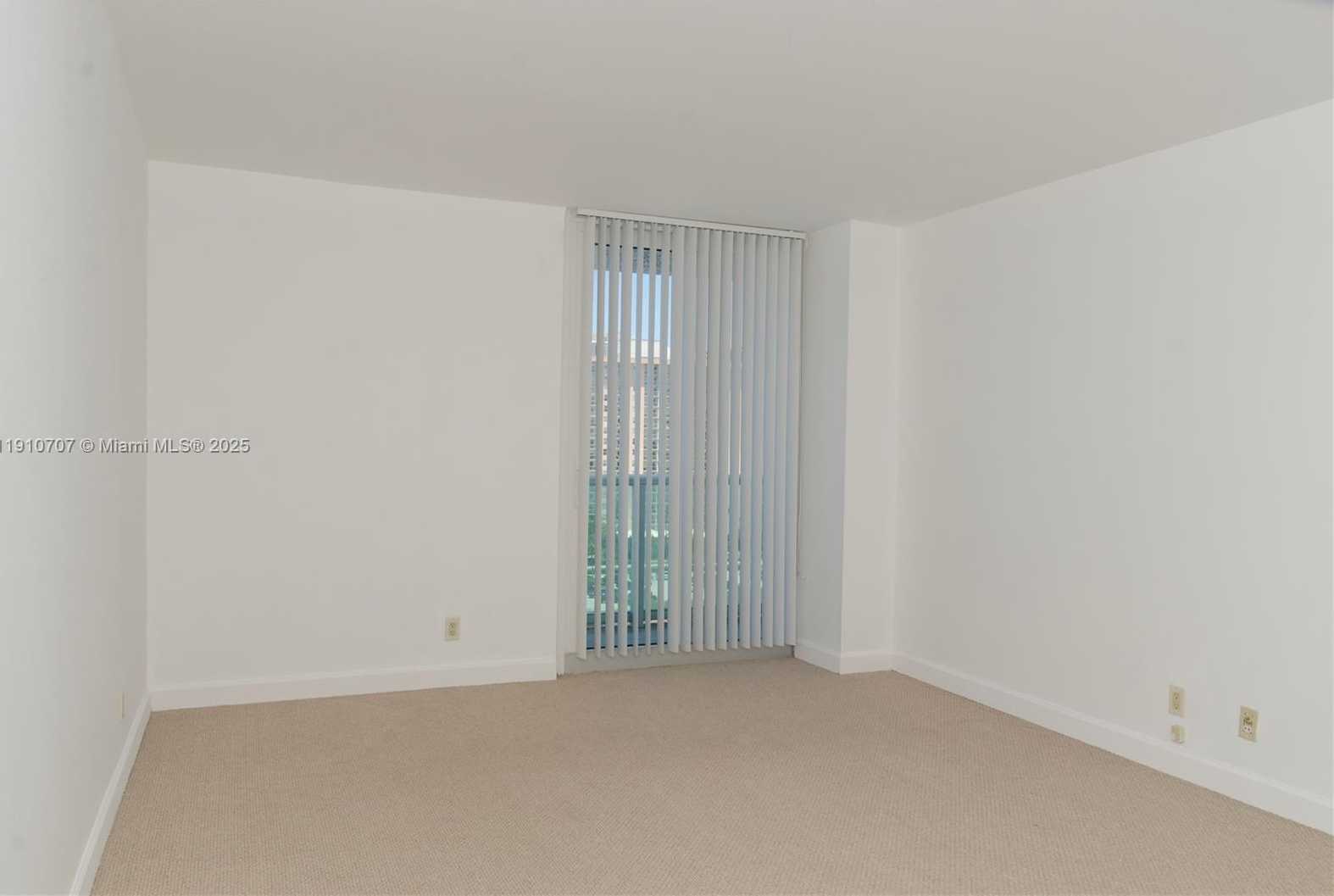 Small Image of 100 BAYVIEW DR #1028, Sunny Isles Beach Number 11