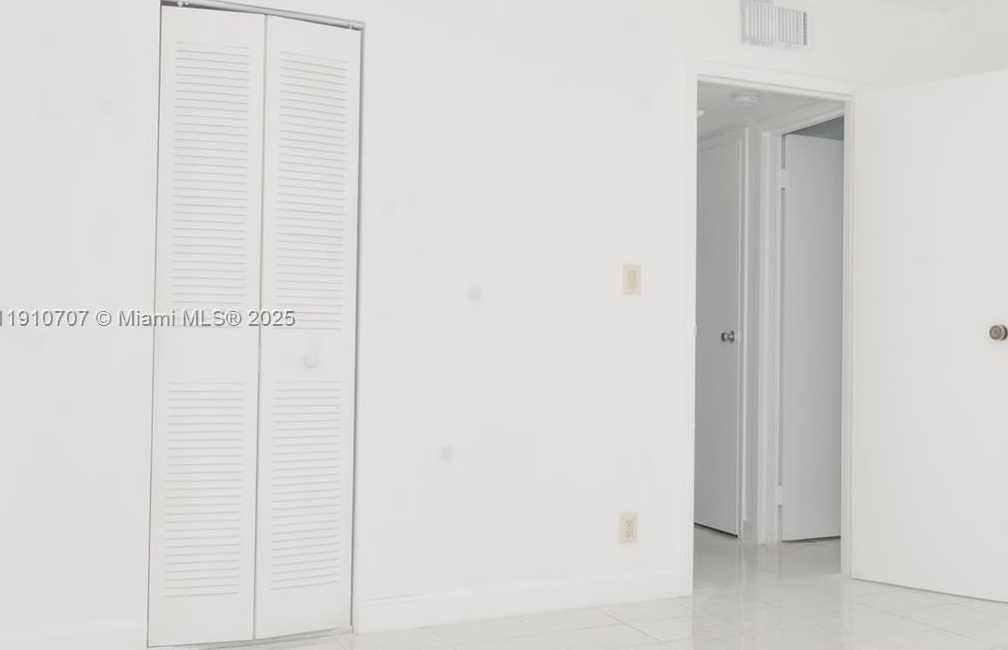 Small Image of 100 BAYVIEW DR #1028, Sunny Isles Beach Number 17