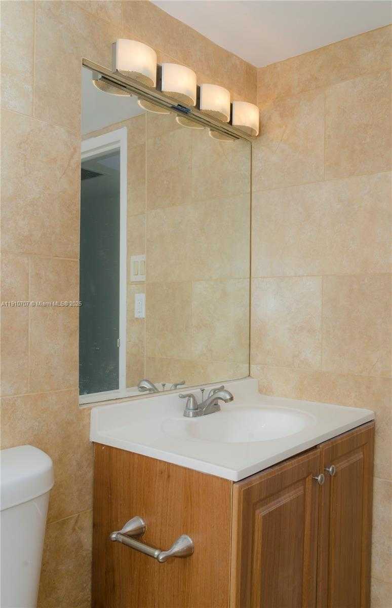 Small Image of 100 BAYVIEW DR #1028, Sunny Isles Beach Number 18