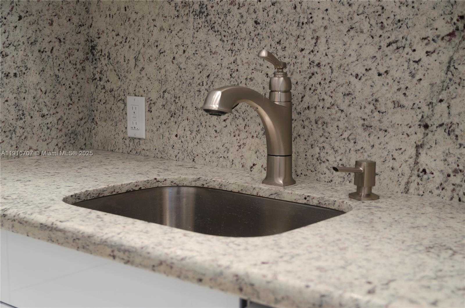 Small Image of 100 BAYVIEW DR #1028, Sunny Isles Beach Number 6