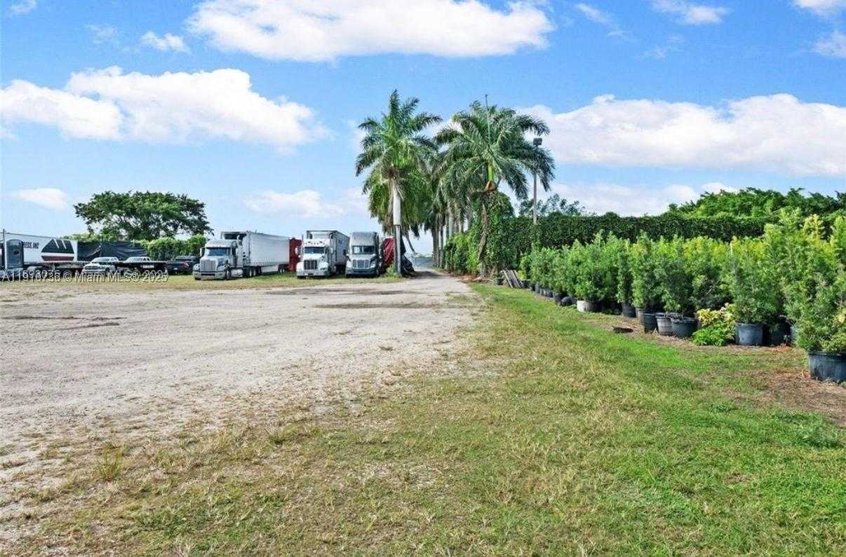 Small Image of 20235 SOUTH WEST 172ND AVE, Miami Number 4