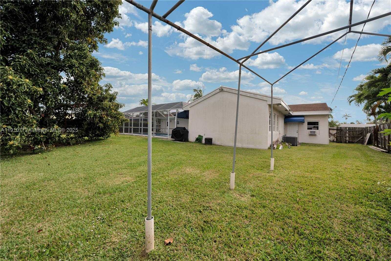 Small Image of 18900 BELVIEW DR, Cutler Bay Number 25